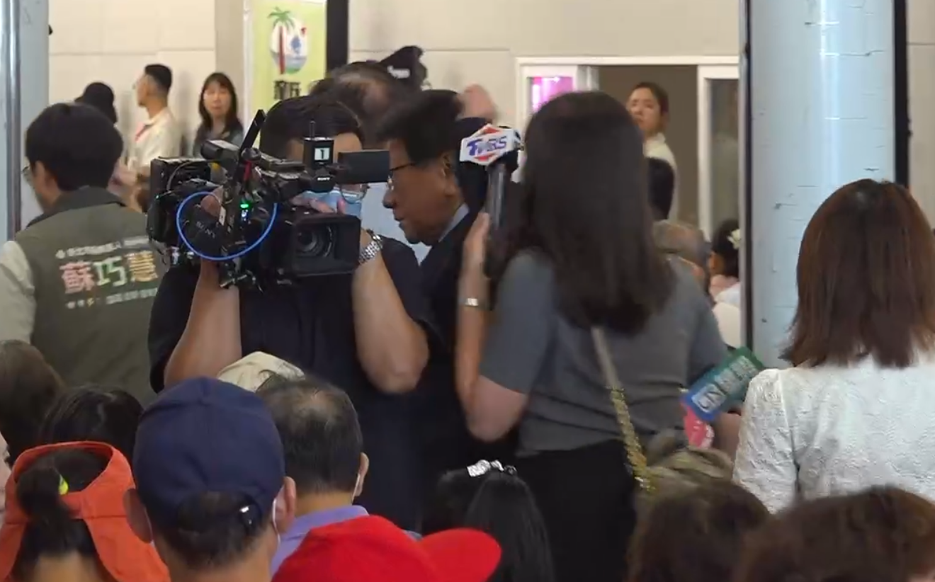 潘孟安揮手打到麥克風 總統府:自然抬手碰到記者不好意思