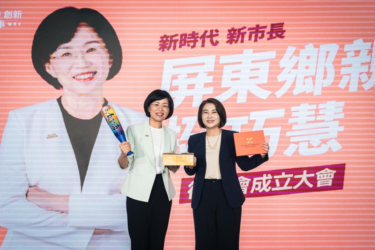  周春米特別為蘇巧慧準備屏東特展洋蔥飲、爆米花和巧克力，祝福蘇巧慧「充滿爆發力」，而蘇巧慧也回贈新北坪林的冠軍包種茶，祝福周春米「金牌縣長」順利連任。 圖：蘇巧慧競選辦公室提供 