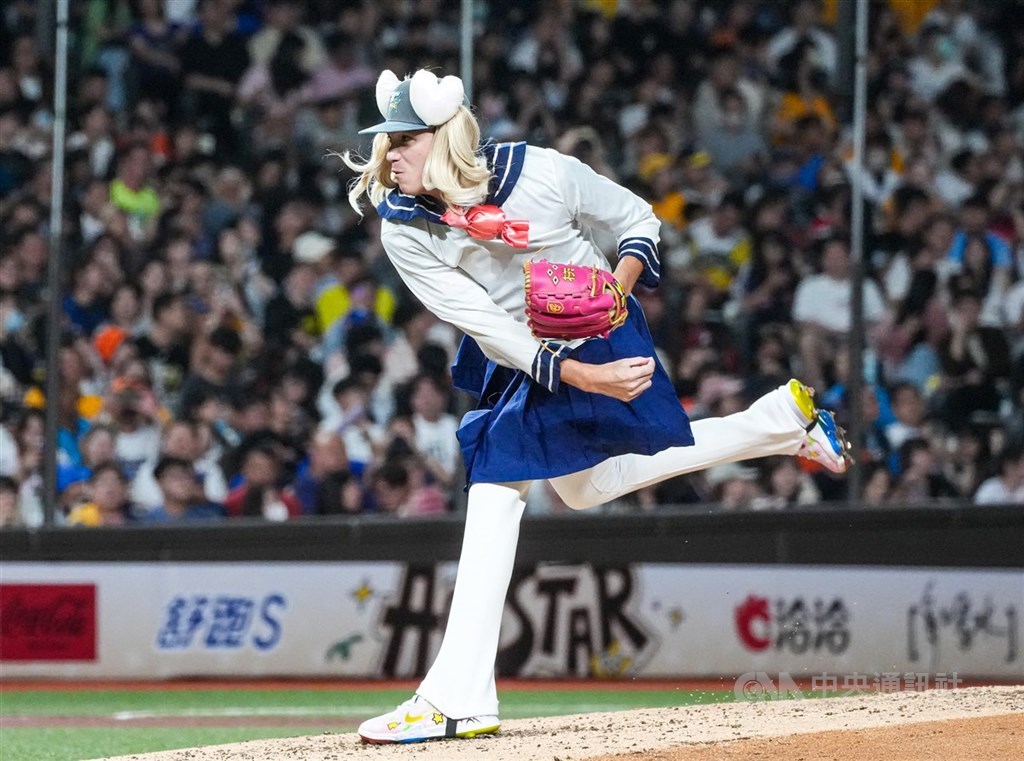 林栚呈明星賽主動扮女裝 總教練讚:球速好像變快