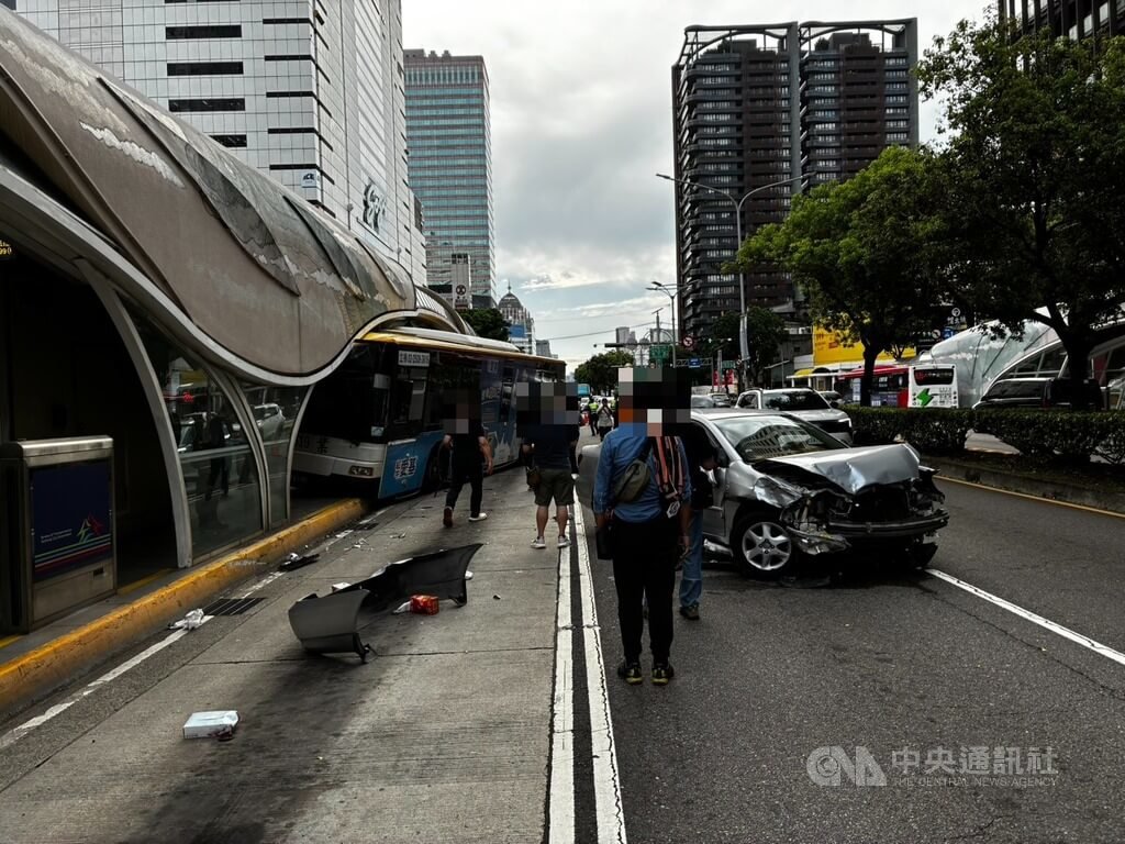 台中科博館公車站事故 轎車推擠公車衝進站釀4傷