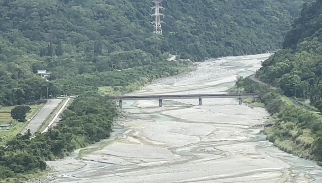萬里溪堰塞湖水位計續升高 估晴天溢流限於河道內