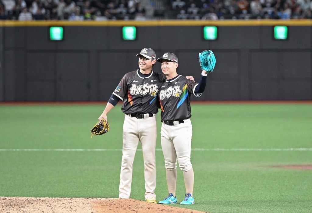 江坤宇中職明星賽體驗多守位 感動與陳鏞基合照