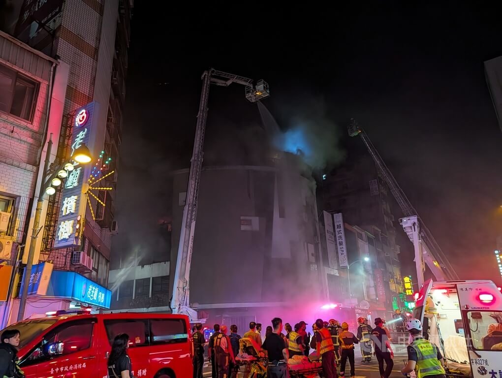 台中舊西北大飯店原址深夜火警 6人困頂樓獲救送醫