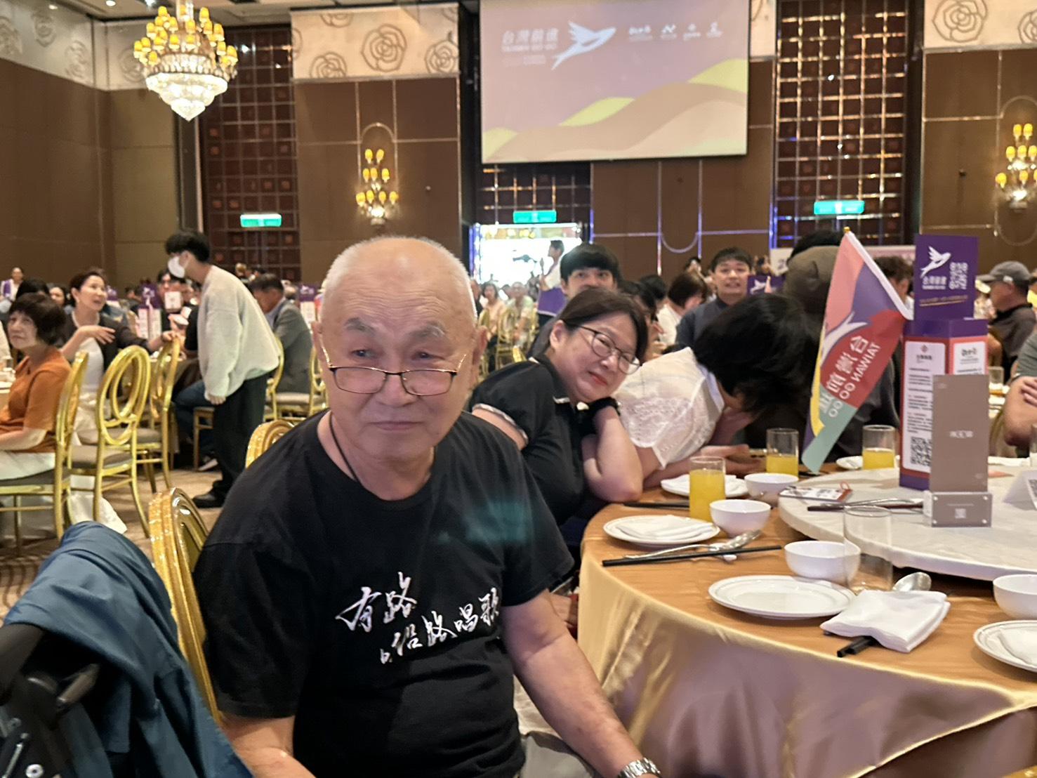  刺蔣案主角黃文雄出席「台灣前進陣線」首場募款餐會給予加油打氣。 朱蒲青拍攝 