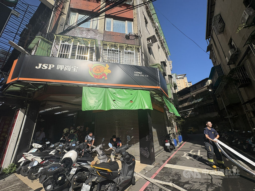 板橋2樓公寓清晨竄濃煙 1男命危送醫搶救