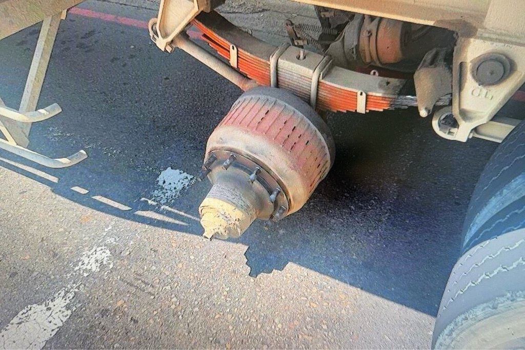 桃園砂石車2輪胎脫落撞計程車及工廠 警將開罰