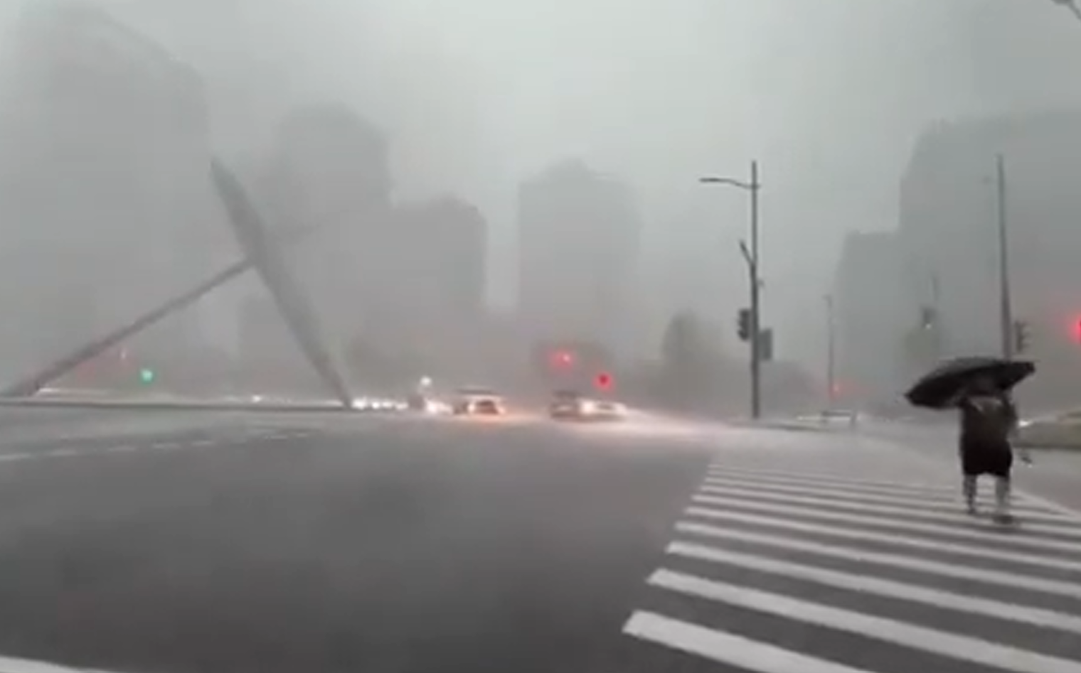 習近平才去就淹大水!上海楊浦區一片汪洋 交通癱瘓、大量泥沙灌入商場