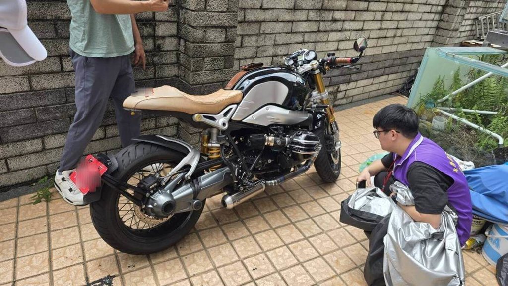 水電行老闆欠勞保費與罰鍰逾百萬 重機遭查封
