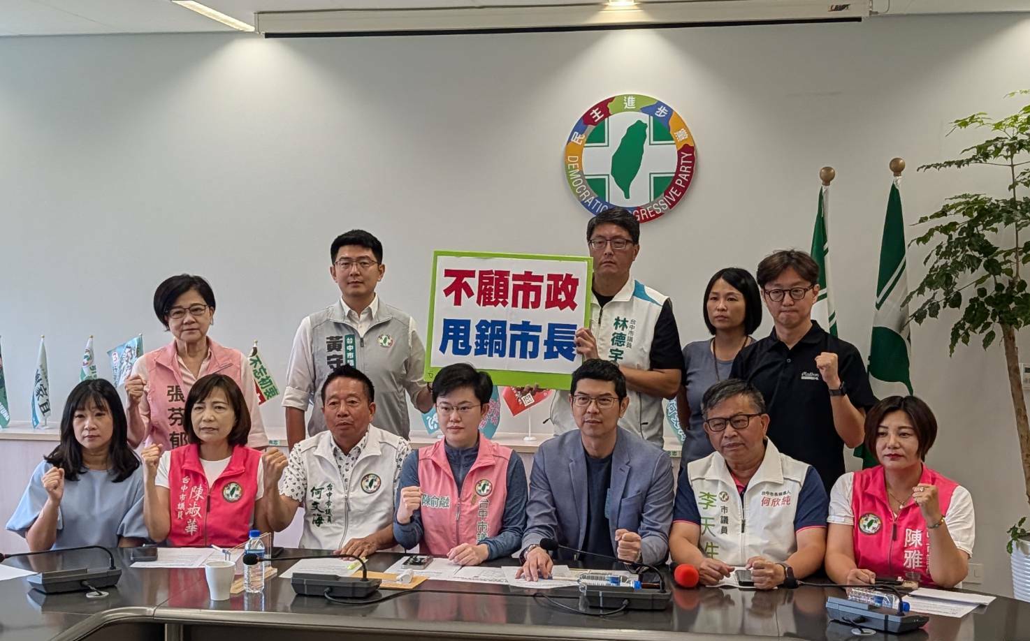(影)毒油致癌物風暴延燒 綠營痛批盧秀燕甩鍋中央 搞政治秀掩蓋監管怠惰