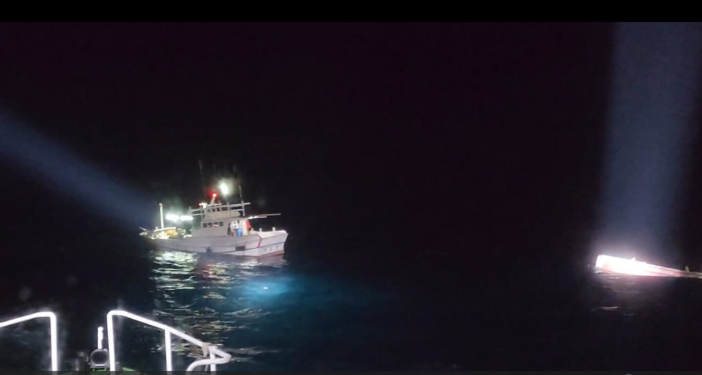 澎湖2漁船凌晨擦撞1人落海獲救 半沉漁船拖返馬公