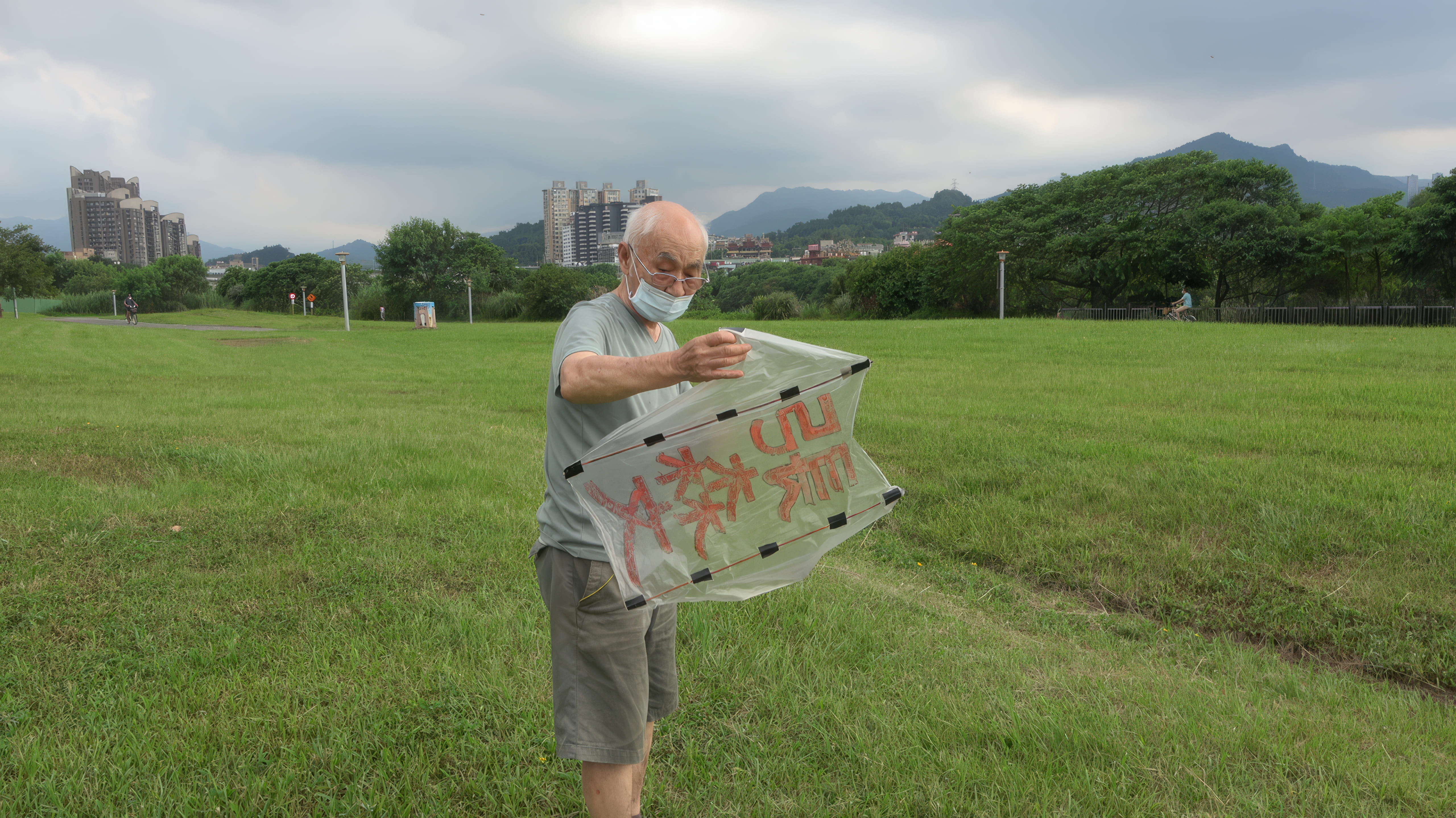  在紀錄片片尾中，有兩隻風箏在天際遨遊，分別寫著2010年苗栗大埔事件的重要人物「張森文」、「朱阿嬤」。 圖：李惠仁工作室 提供 