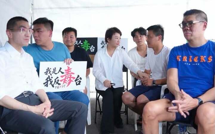 探望斷食藍青年 他嗆盧秀燕任內僅抽驗中聯油脂1次 致癌物檢驗更是0次…
