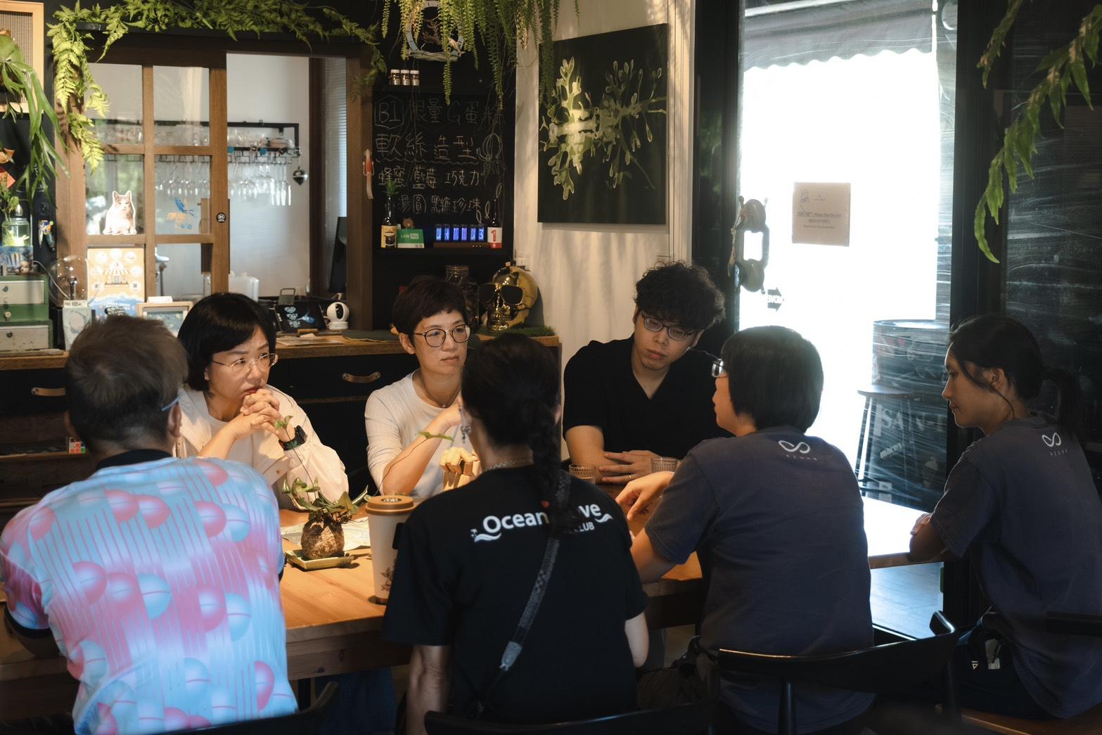 新北市長候選人、立法委員蘇巧慧今（21）日於社群平台公布她拜訪瑞芳鼻頭角，與當地青年、里長交流，傾聽第一線需求。 圖：蘇巧慧競選辦公室提供 