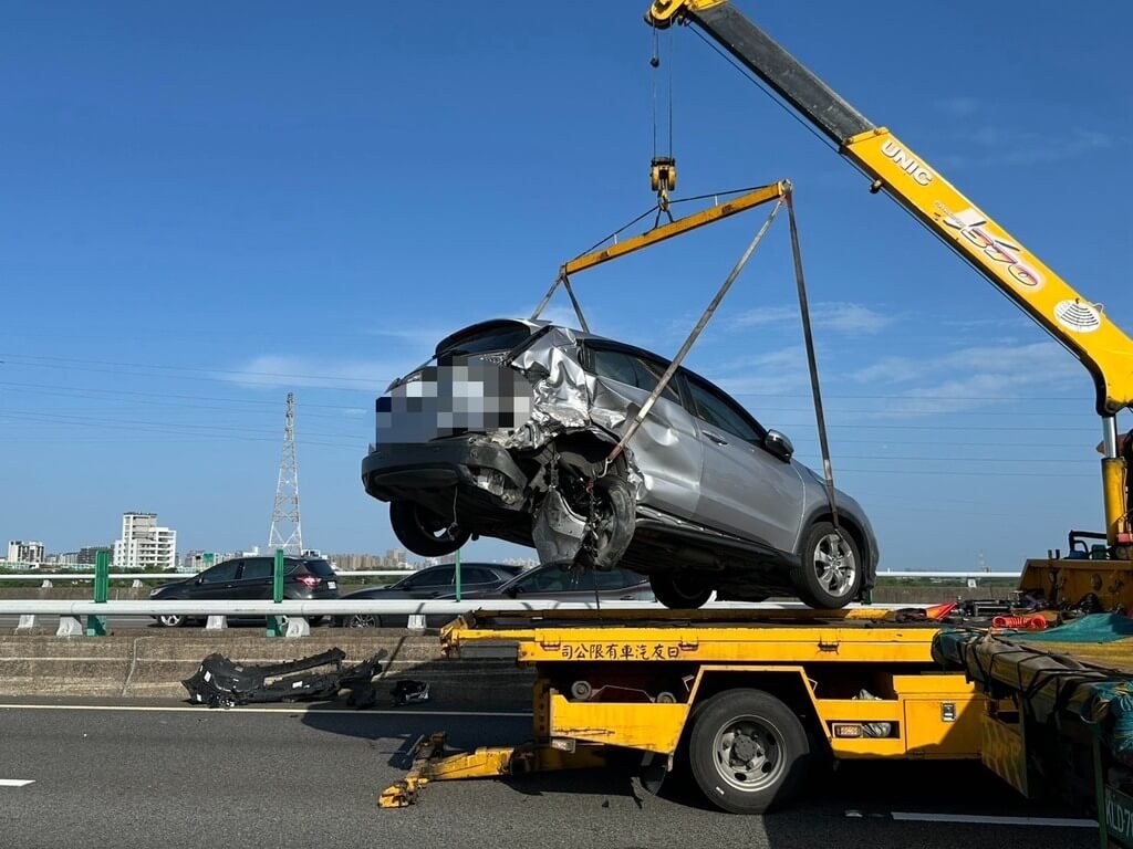 國1竹北段槽車、2轎車事故 1男一度命危回堵排除
