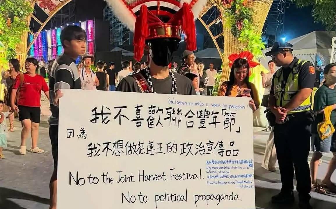 (影)原民青年舉牌抗議遭控「攜帶刀械衝向人群」律師、議員要求:公布影片證明