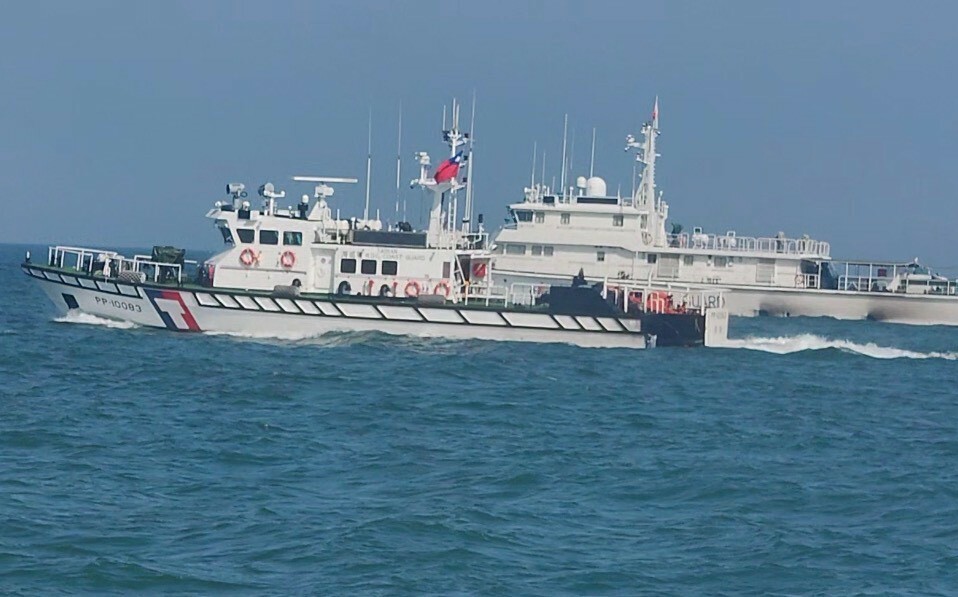 中國海警本月三度襲擾金門 海巡艇「一對一」近迫併航監控強勢執法