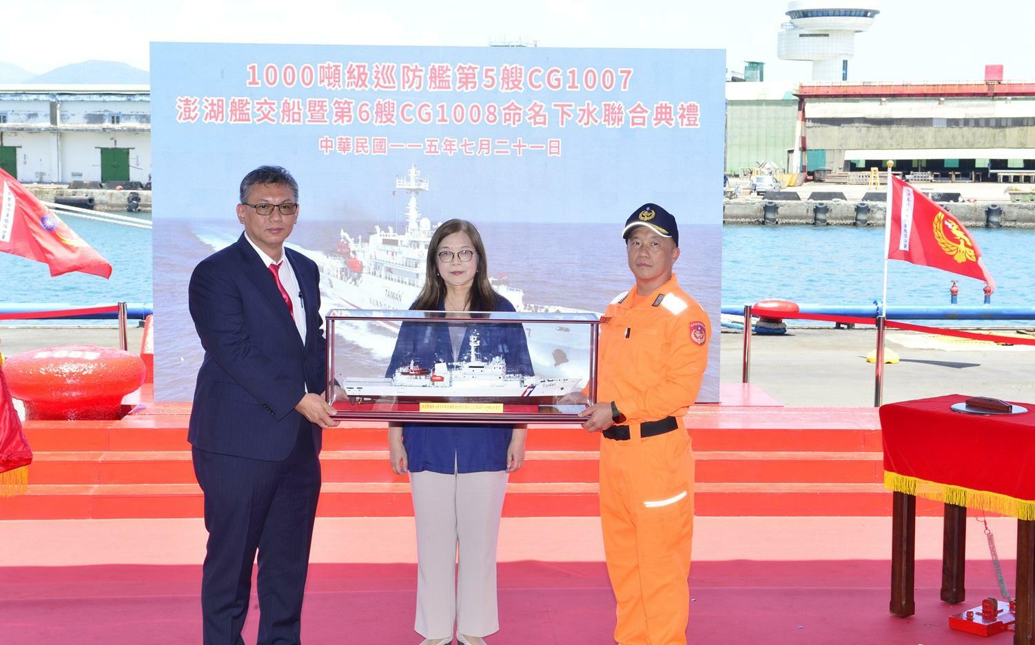 管碧玲主持海巡署「澎湖艦」交船、「基隆艦」命名下水 台灣首位女引水人擲瓶