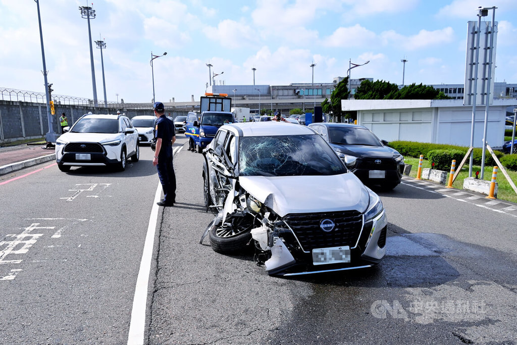 桃機一號停車場外轎車自撞 肇事原因待警方調查