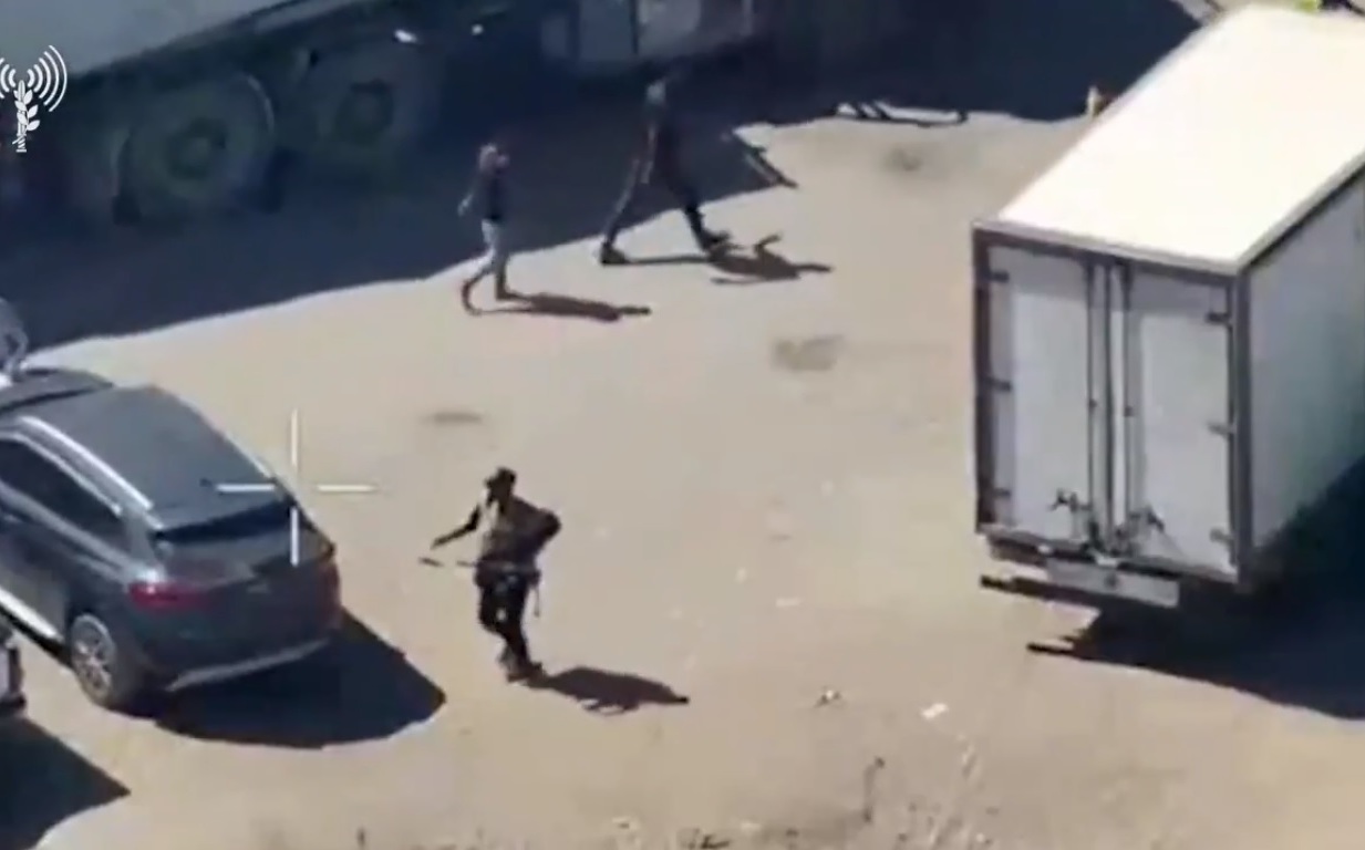 (影) 以軍炸車獵殺加薩武裝份子! 國安部長成暗殺目標 敘幫查獲運黎國彈藥