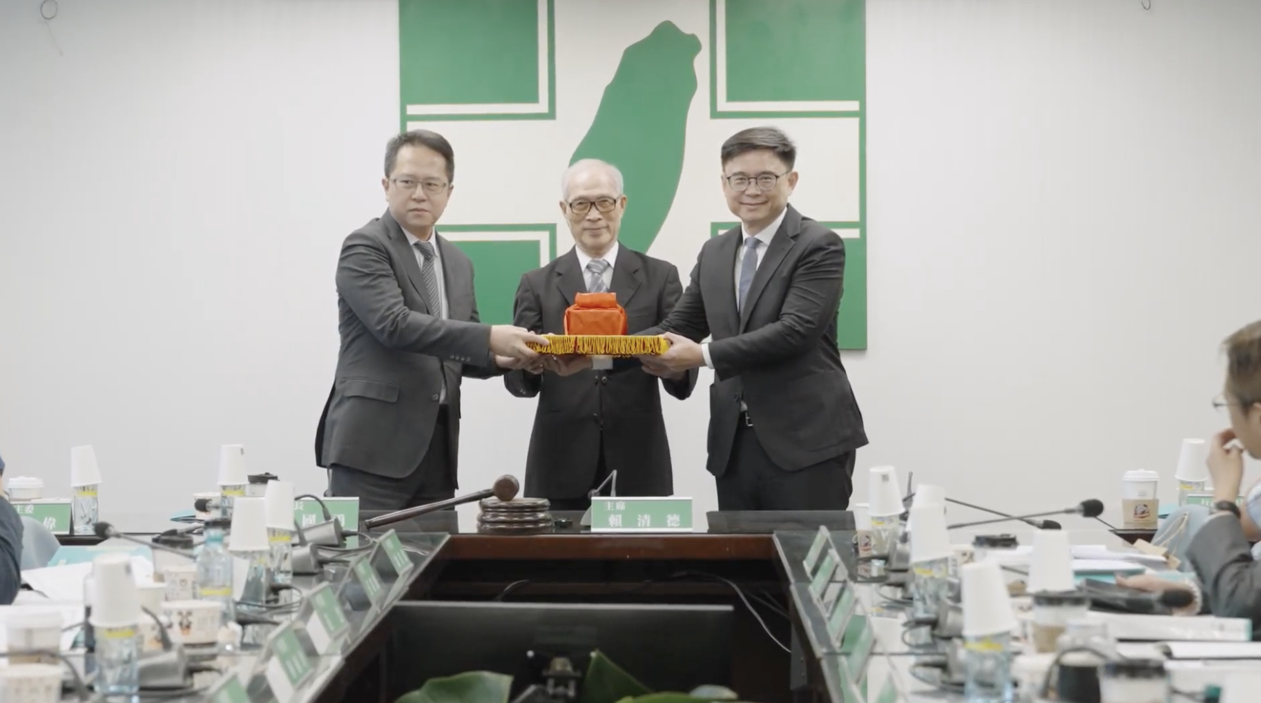  新任中評會主委邱志偉與前中評會主委賴瑞隆。 圖：民進黨提供 