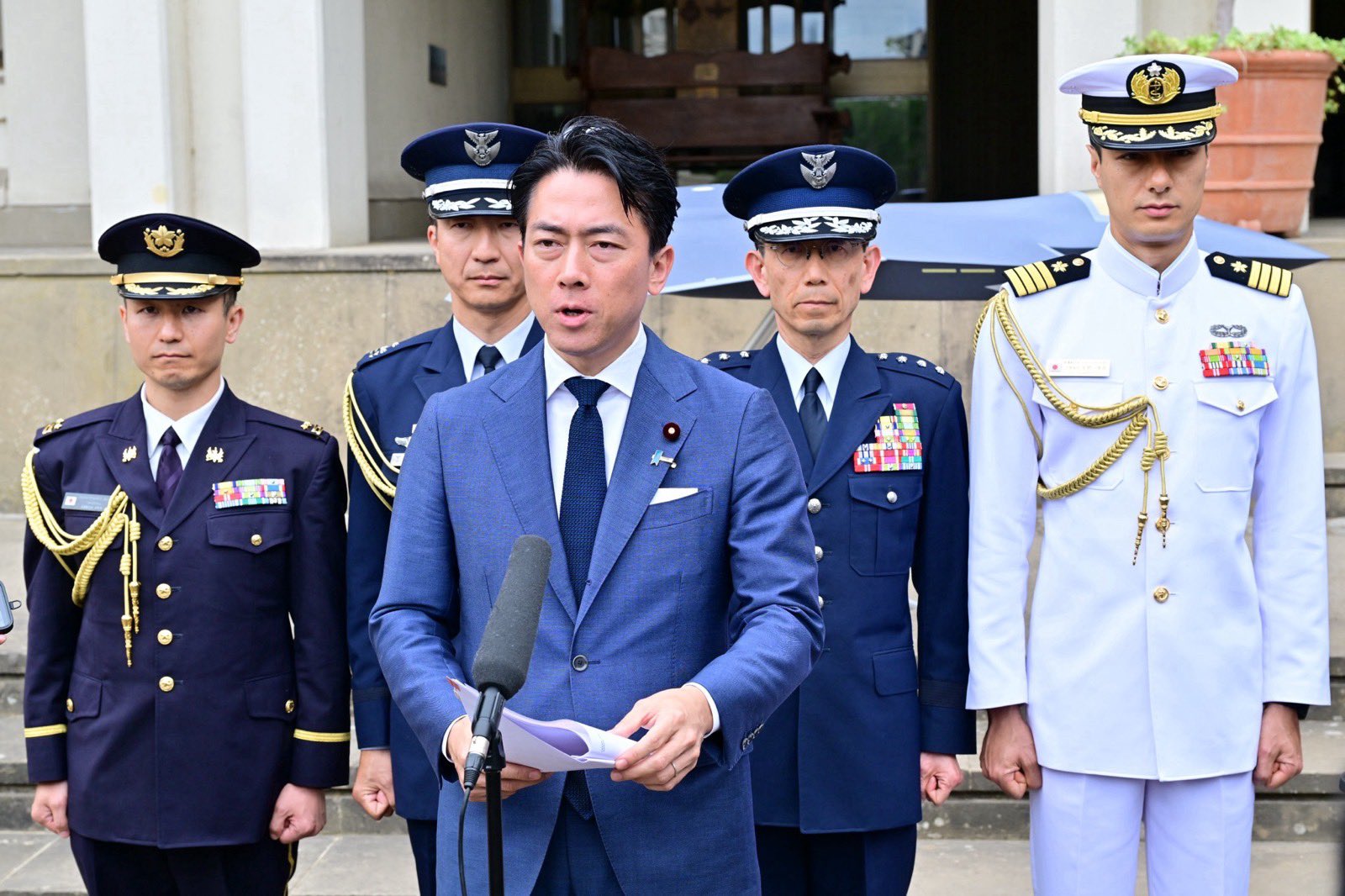  日本防衛大臣小泉進次郎當地時間22日在比利時受訪仍強調，有關核武在內之安保討論是「理所當然」。 圖：翻攝自@shinjirokoiz 