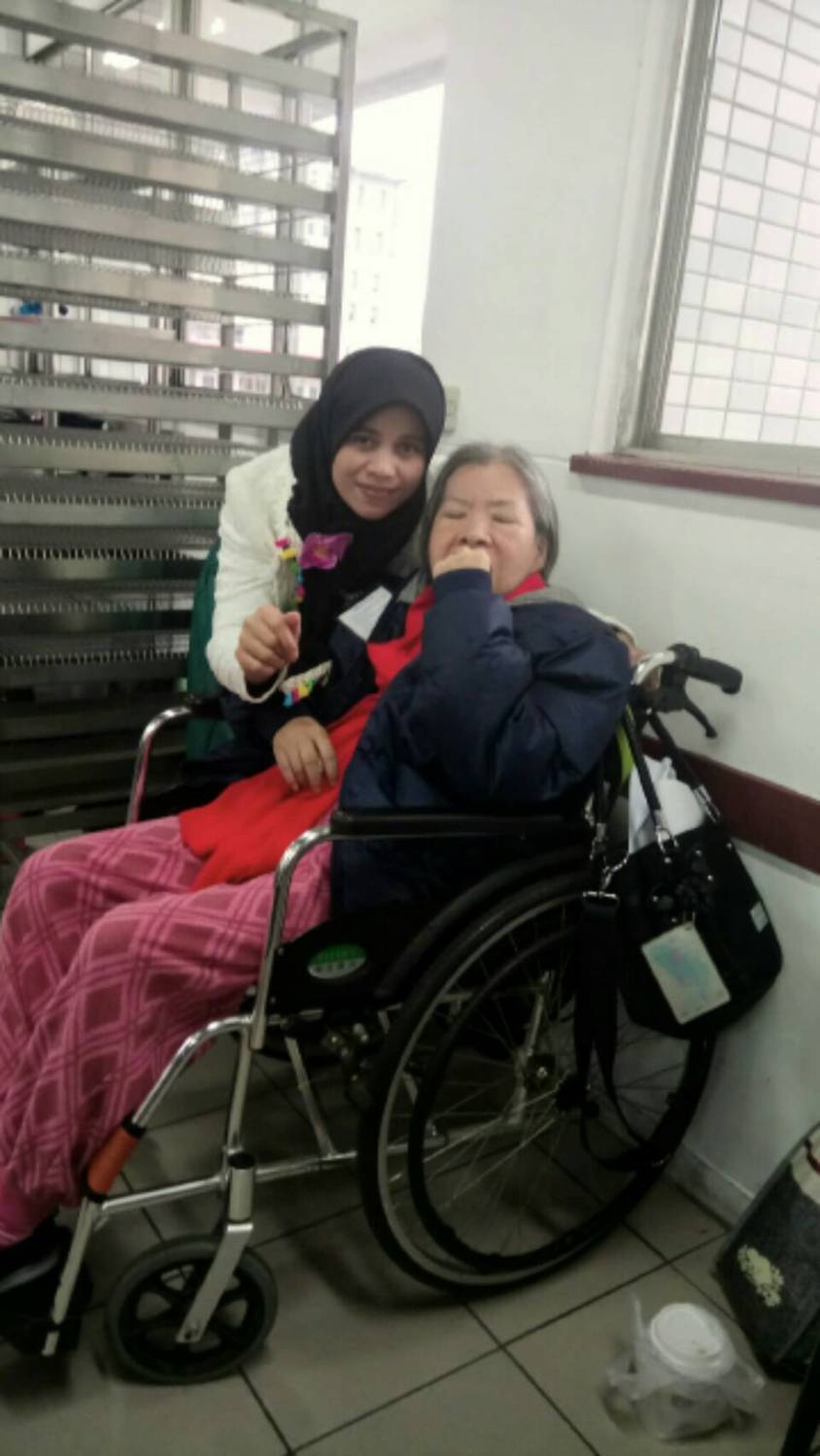 全勤出席的阿婷，十週的課程都推著輪椅上的阿嬤一起來上，她說自己幾乎不能休假，但為了爭取難得的學習機會，她只能徵求雇主同意帶著阿嬤來上課。   圖 : 台灣外籍工作者發展協會/提供