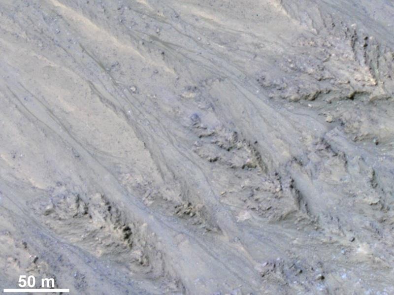 科學家在「自然地球科學」期刊上表示，這些條紋並不是火星表面或附近有水順坡流下的證明，反而更像陡坡上的乾燥沙流。   圖 : 取自NASA網站www.nasa.gov
