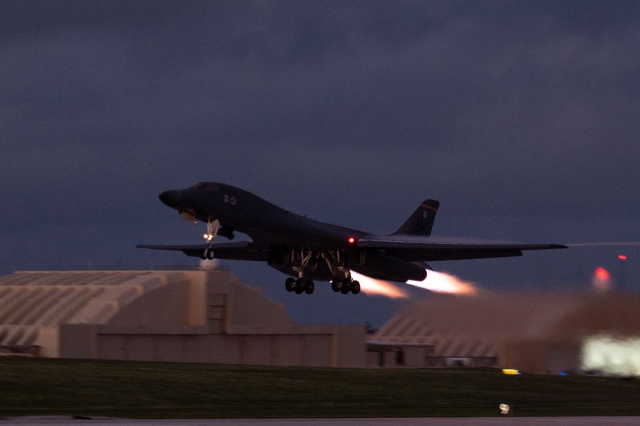  圖為從英國皇家空軍費爾福德基地起飛得美軍 B-1B 「槍騎兵」轟炸機。 圖：翻攝「X」@sentdefender 