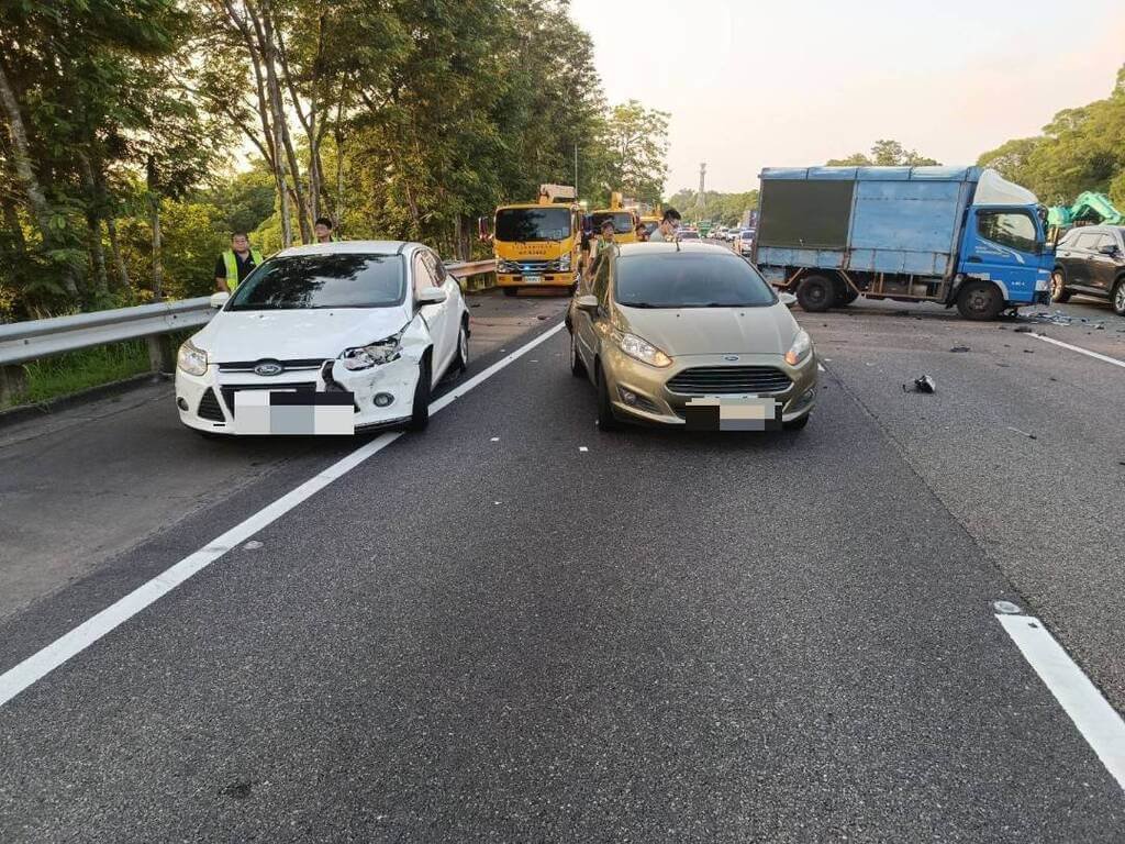 國3台南關廟段5車追撞 5人輕傷送醫無大礙