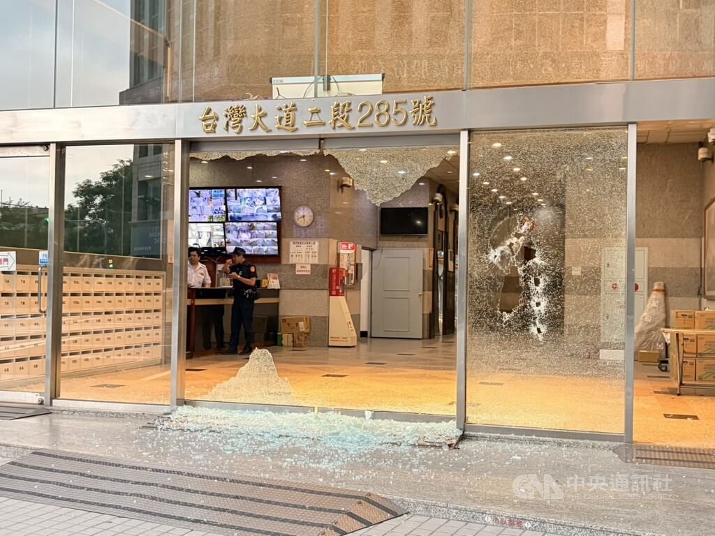台中商辦遭開10餘槍玻璃門碎裂 涉案人苗栗投案