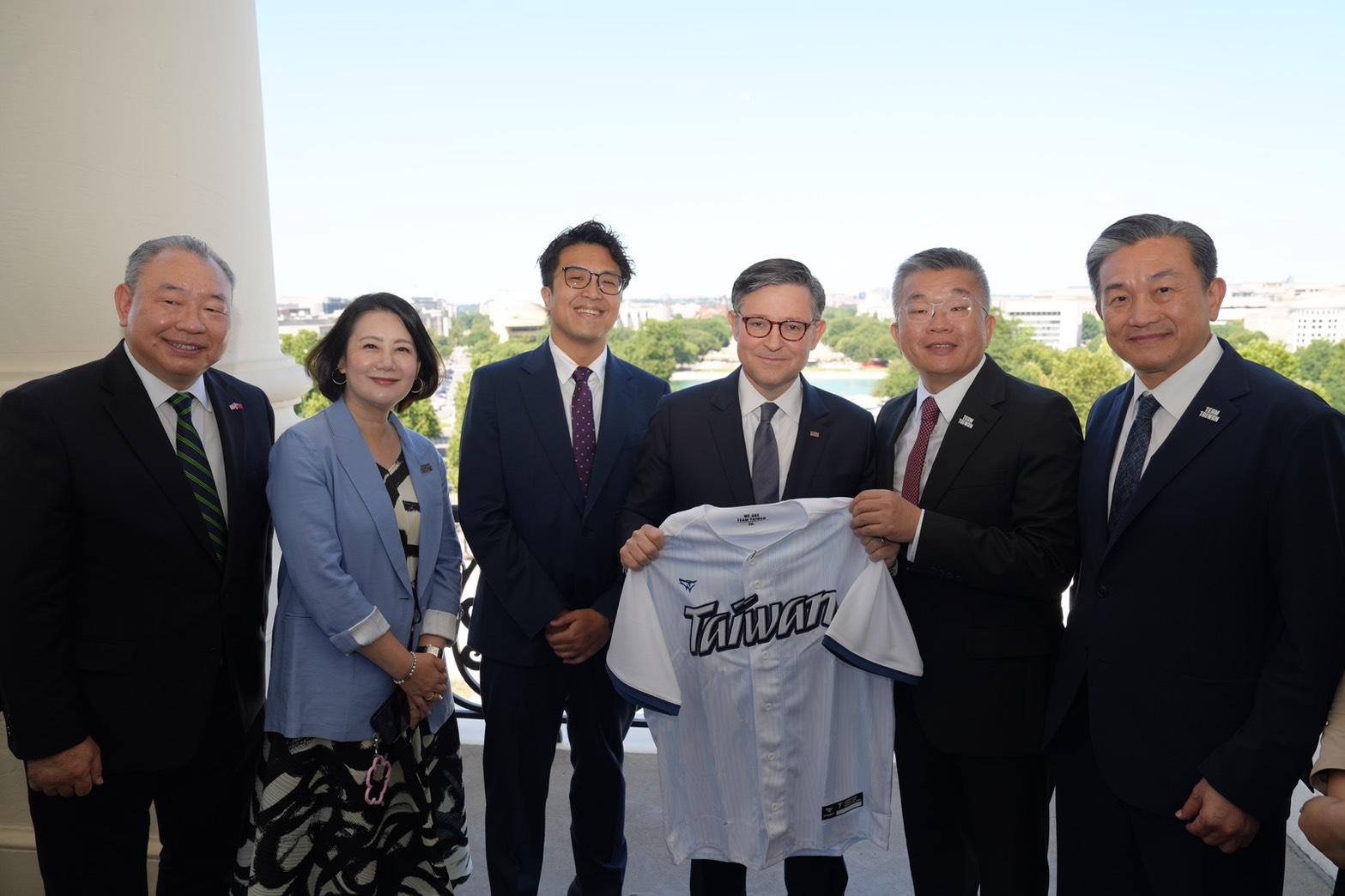  民進黨立法院黨團總召蔡其昌率團訪問美國，拜會聯邦眾議院議長強森（Mike Johnson）。 圖：民進黨團提供 