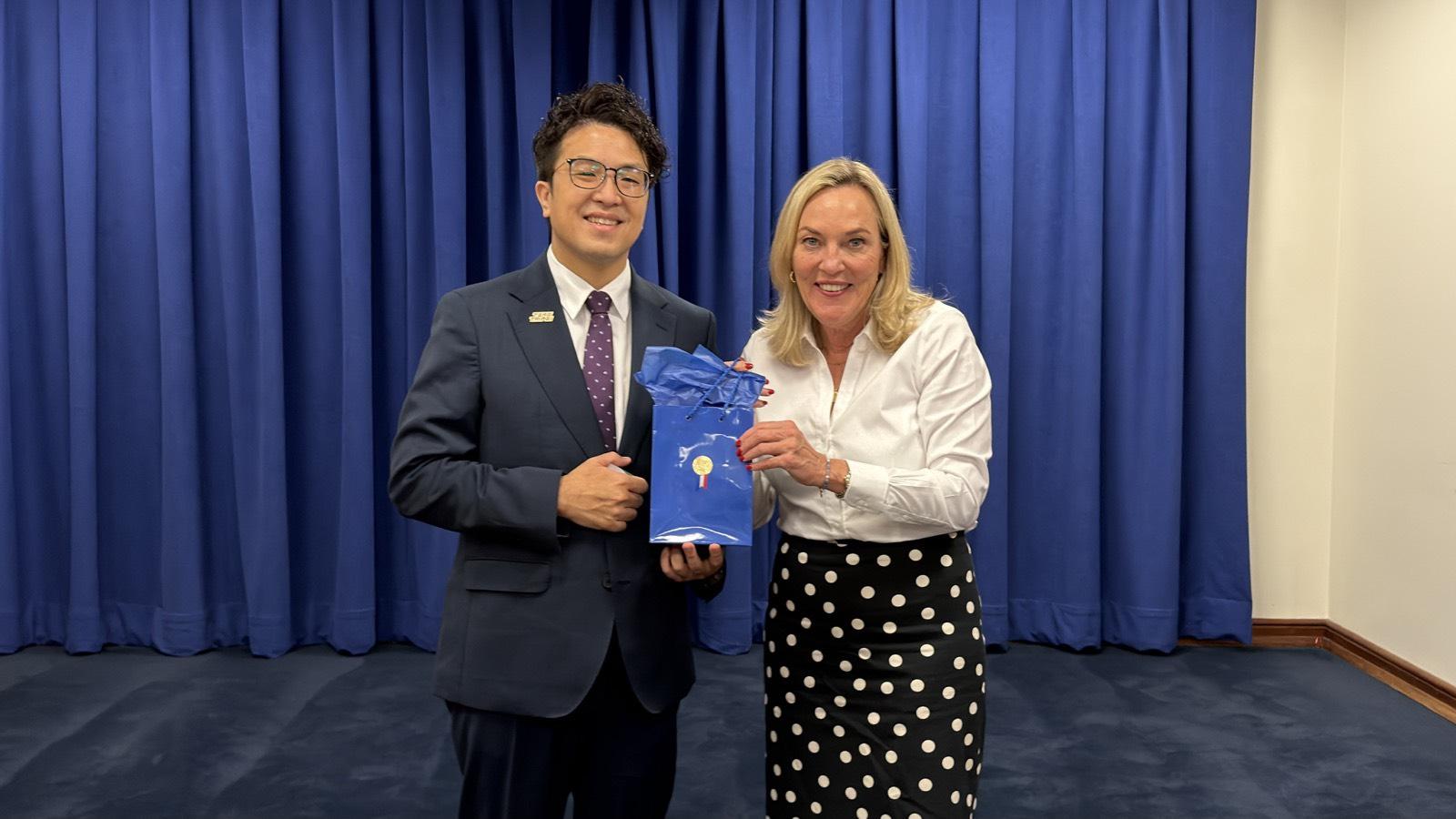  沈伯洋拜會洛杉磯第五區郡政委員 Kathryn Barger 圖：沈伯洋競辦提供 
