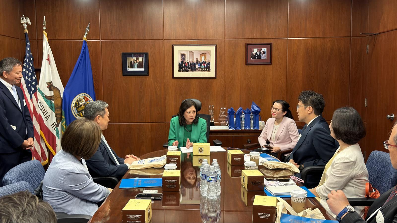  沈伯洋與 洛杉磯郡政委員會主席Hilda Solis 討論城市生態系，包含如何透過長期規劃擴大並維護城市綠地與樹木覆蓋。 圖：沈伯洋競辦提供 