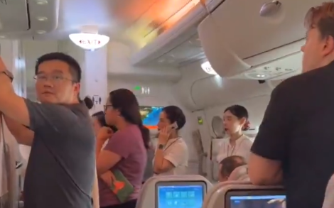 (影) 困機艙12小時慘變烤箱! 飛上海航班故障不放人?373旅客崩潰3人昏厥急報警