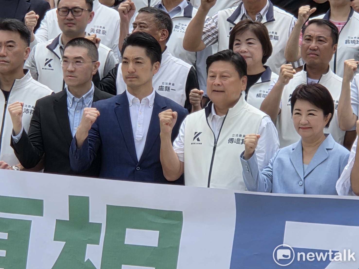  台北市長蔣萬安、台中市長盧秀燕、基隆市長謝國樑現身立法院，偕同國民黨立法院黨團召開「反毒油上凱道」記者會。 圖：黃建豪/攝 
