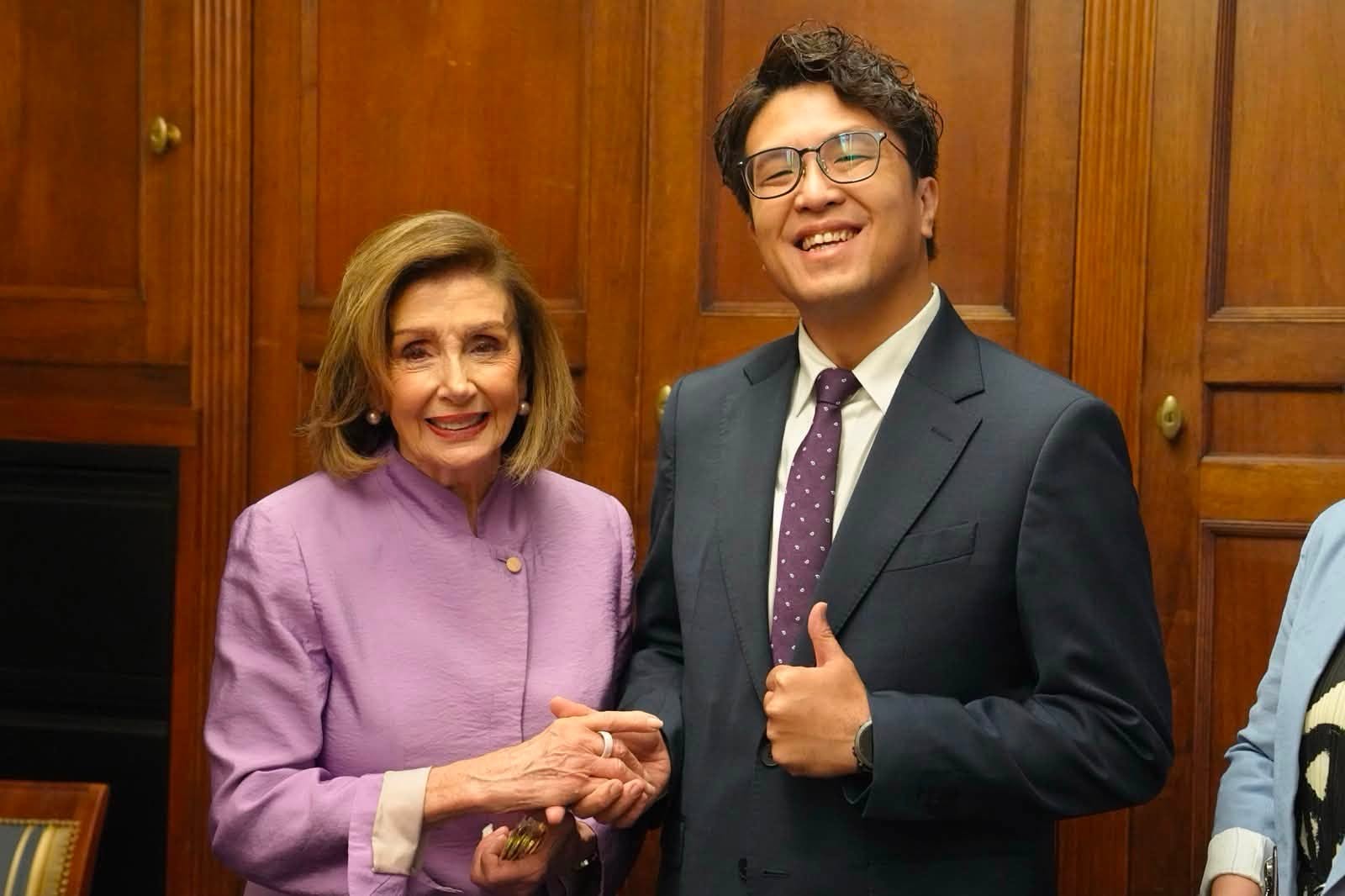  沈伯洋拜會聯邦眾議院榮譽議長裴洛西（Nancy Pelosi）。 圖：翻攝自沈伯洋臉書 