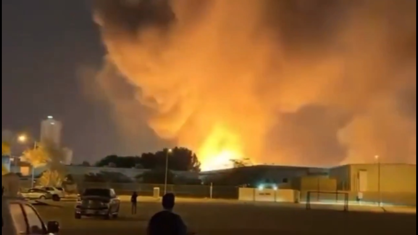  位於科威特境內的美軍基地在伊朗導彈的打擊下發生大規模爆炸。 圖：擷取自 @AAlsadq85680 X 分享影片 