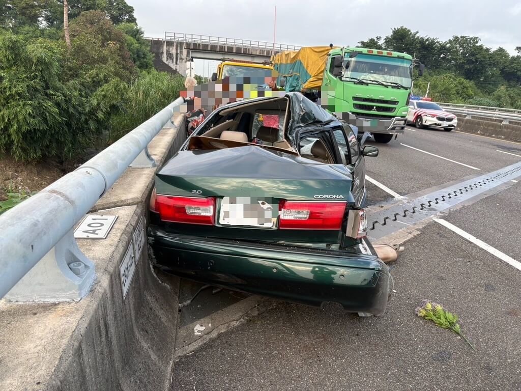 國1台南段小客車自撞後遭撞駕駛送醫 一度回堵3公里