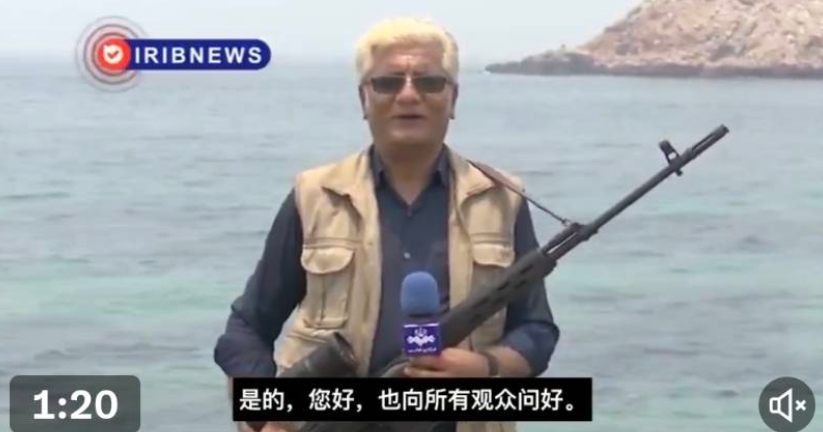  伊朗央視記者揹著狙擊步槍，稱要與伊朗民眾一起抵抗美國侵略。 圖 : 影片截圖 