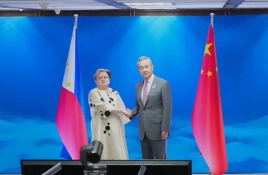  中國外長王毅(右)與菲律賓外長拉扎羅。 圖 : 翻攝自中國外交部網站 