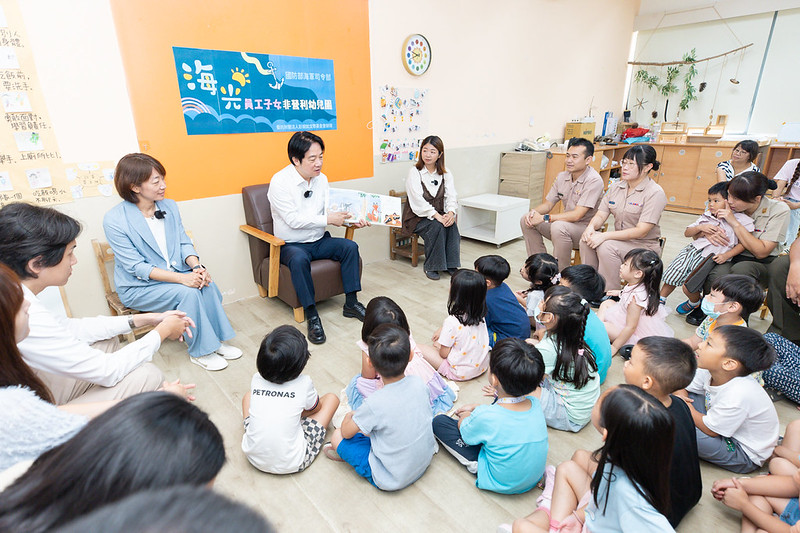  賴清德參訪「國防部海軍司令部海光員工子女非營利幼兒園」。 圖：總統府提供 