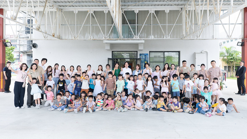  賴清德與「國防部海軍司令部海光員工子女非營利幼兒園」一同合照。 圖：總統府提供 