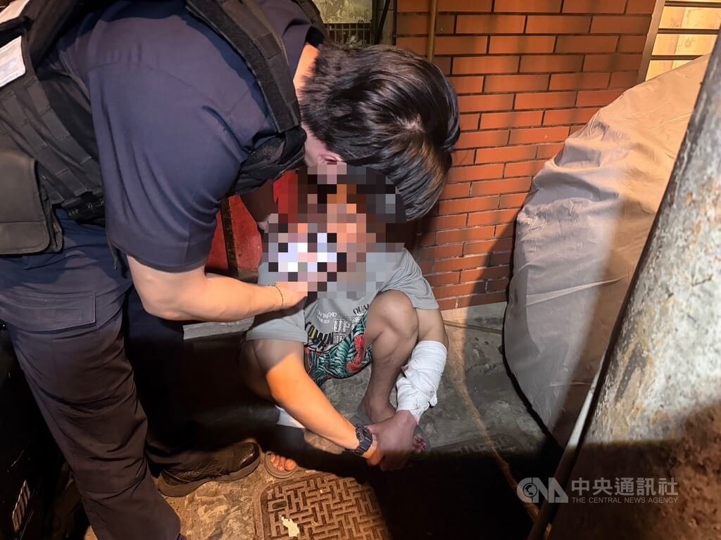 中和男深夜持刀劃破瓦斯軟管縱火 新北警消壓制送辦