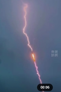  中國長征三號火箭自西昌衛星發射中心起飛不久就遭到雷擊。 圖 : 翻攝自央視新聞 