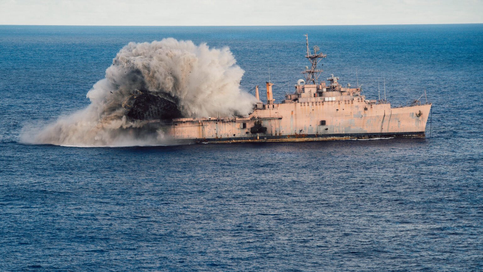  美國海軍第 3 艘「朱諾號」（USS Juneau，LPD-10）為已退役的奧斯汀級（Austin-class）兩棲運輸艦，7 月 1 日在菲律賓海演習中，遭日本海上自衛隊一艘大鯨級（Taigei-class）潛艦「迅鯨號」（JS Jingei）擊沉。 圖：翻攝自 X OSINTtechnical 
