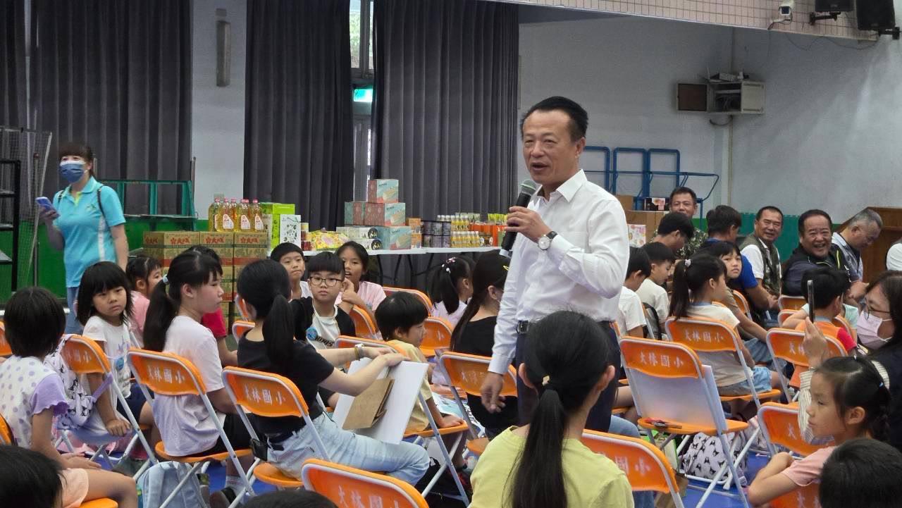 嘉義縣長翁章梁與小朋友同樂。 圖 : 嘉義縣政府/提供 