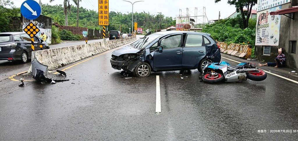 台3線旗山段車輛自撞打橫 後方重機碰撞釀3傷