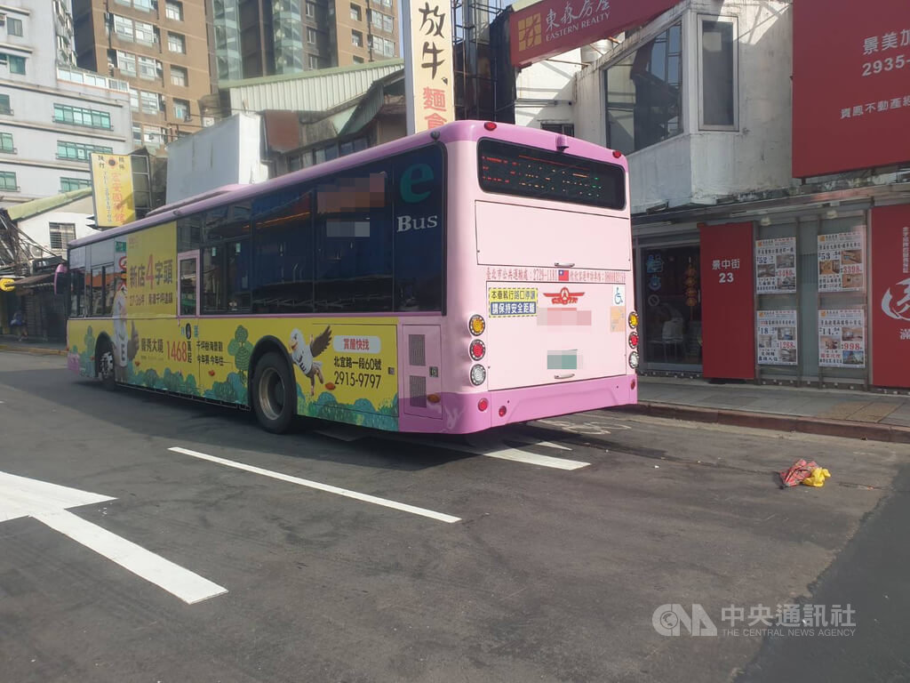 北市文山區公車碰撞行人 婦受困車底身亡