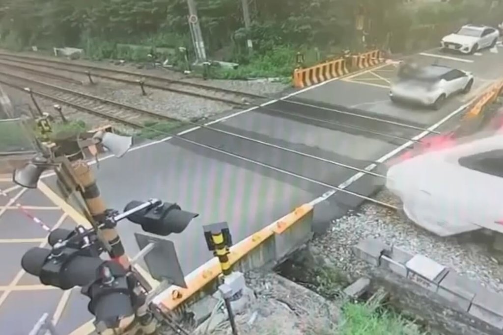 轎車受困桃園平鎮區平交道 鐵警局:最高罰9萬扣照