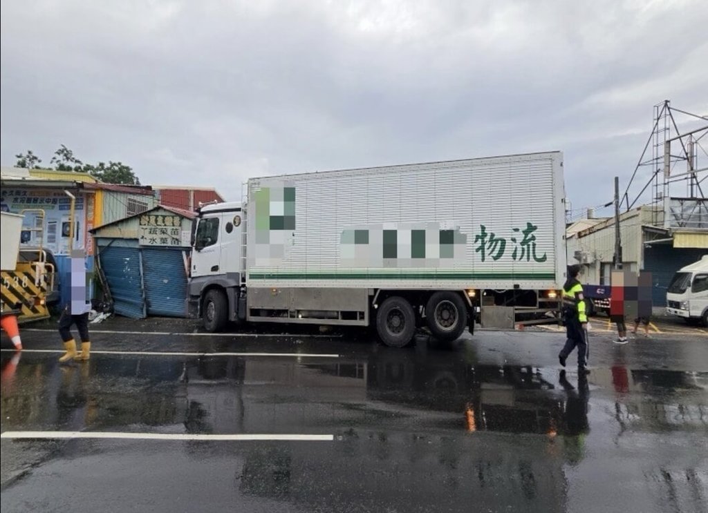 屏東大貨車連撞電桿與鐵皮屋 警驗出毒品反應